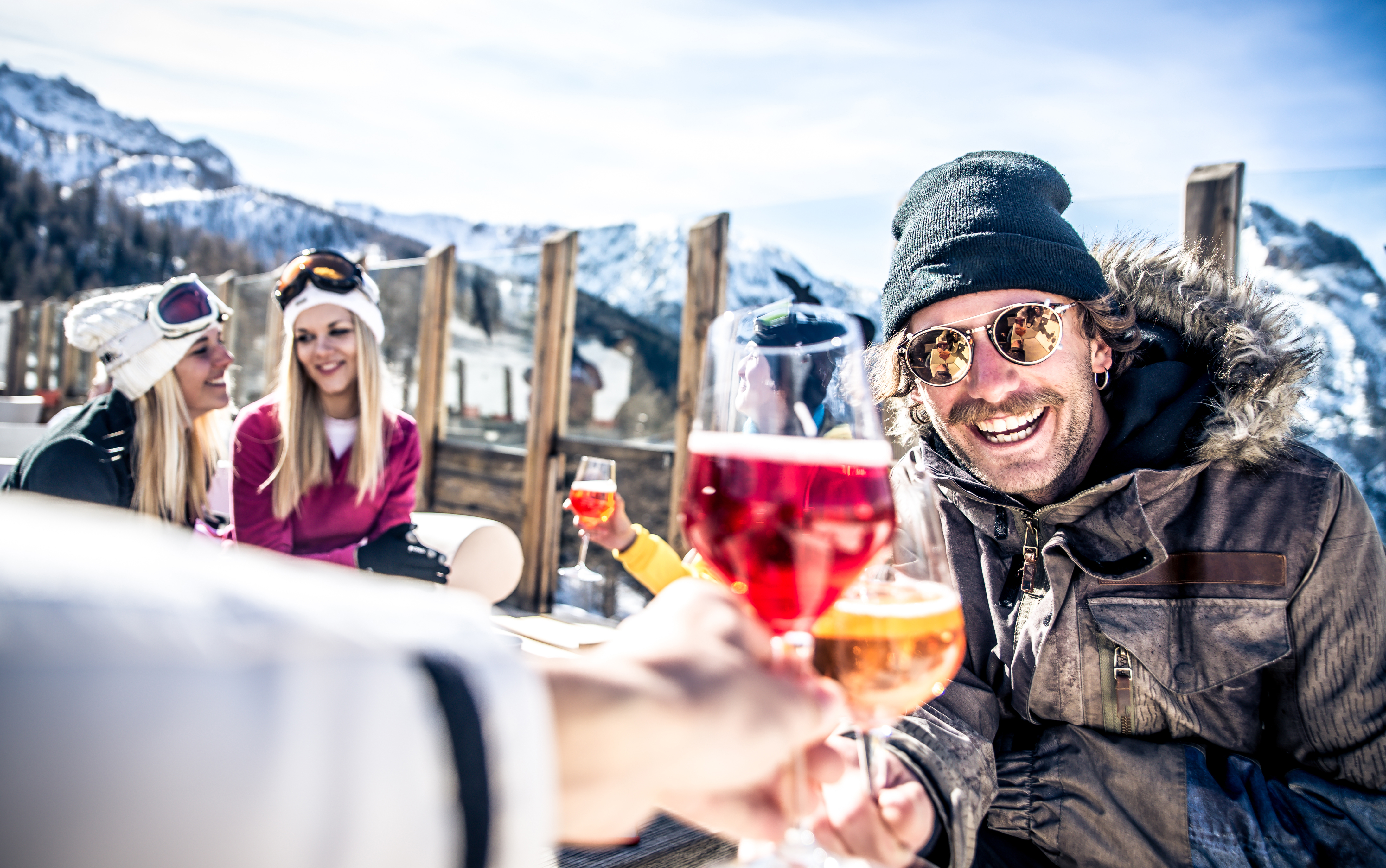 Group,Of,Friends,Having,Fun,In,A,Ski,Resort